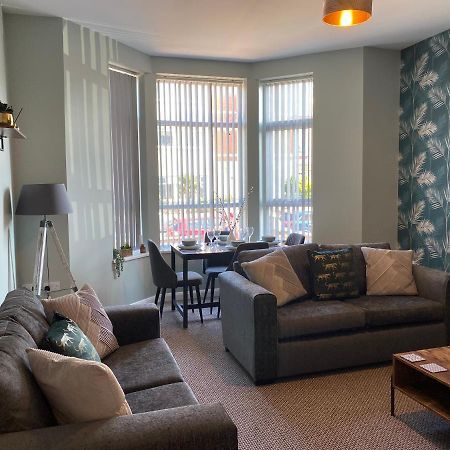 Blackpool Sleepover Apartment 1 Free Parking Sleeps 6 מראה חיצוני תמונה